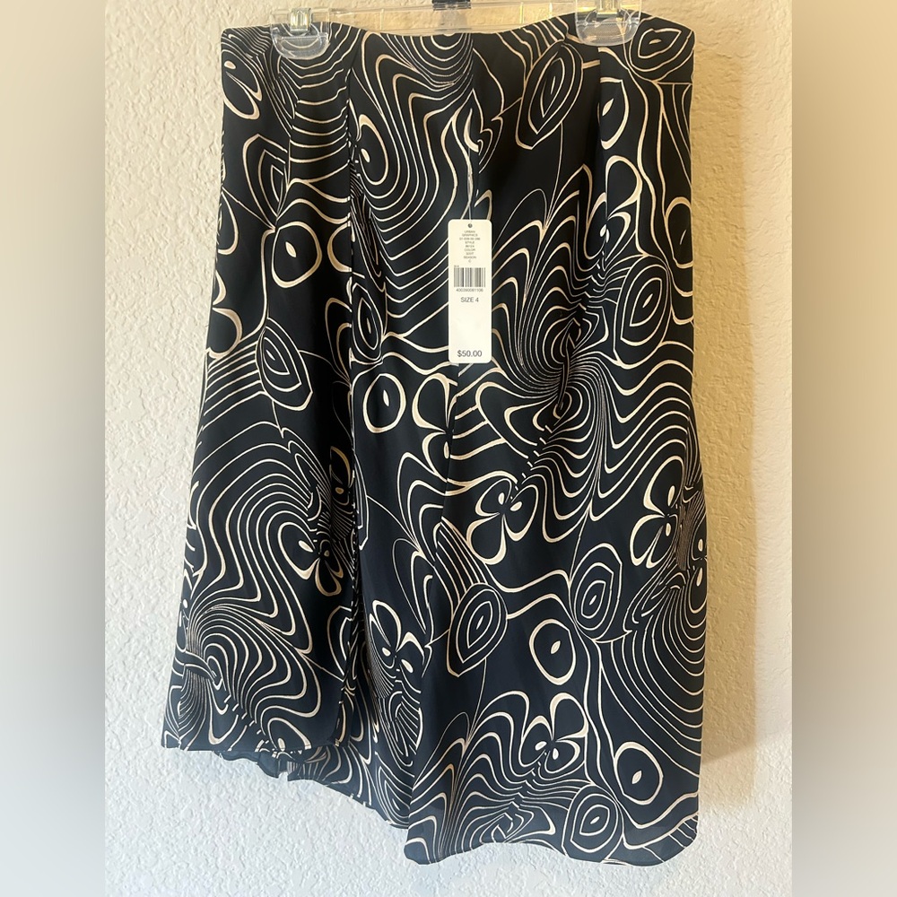 Black and white ie midi skirt 
Size 4 
Brand new
 With tags